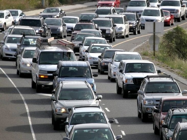 masini-trafic.jpg - Știri de azi Știri de azi | Giganţii auto se confruntă cu unele alegeri dureroase în cursa pentru a evita amenzi uriaşe în UE pentru emisiile vehiculelor - Știri de azi |