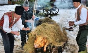 Știri de azi | Copil de 9 ani, îmbolnăvit de trichineloză, după ce a mâncat din porcul de Crăciun cumpărat de familie - Știri de azi | 