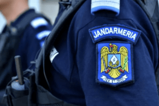 Știri de azi | VIDEO Pe munte, ca la club! Tineri străini, ‘echipați’ cu adidași, salvați de jandarmii montani de pe Jepii Mici - Știri de azi | 