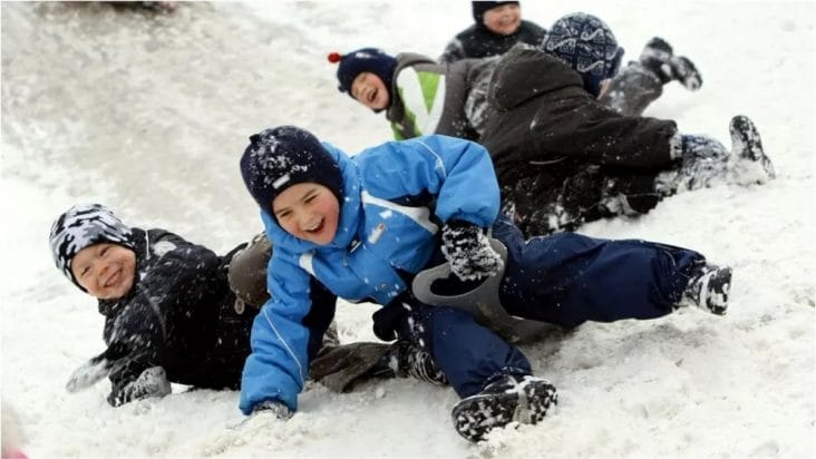 Știri de azi | Școlile își redeschid porțile după vacanța de sărbători. Ce vacanțe mai au elevii până la sfârșitul anului școlar - Știri de azi | 