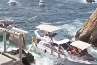 Știri de azi | VIDEO Momente de panică de Anul Nou: iaht de lux cu turiști s-a scufundat după ce s-a izbit de stânci - Știri de azi | 