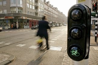 Știri de azi | Oamenii sunt în pericol dacă un semafor ‘știe’ cine se apropie: primăria din Amsterdam a renunțat la semafoarele inteligente - Știri de azi | 