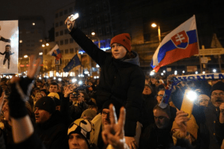 media-173656295025488600.png - Știri de azi Știri de azi | ‘Destul cu Rusia! Ruşine!’: mii de protestatari slovaci condamnă orientarea pro-rusă a premierului Robert Fico – VIDEO - Știri de azi |