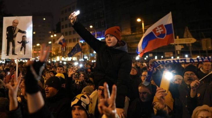 media-173656295025488600.png - Știri de azi Știri de azi | ‘Destul cu Rusia! Ruşine!’: mii de protestatari slovaci condamnă orientarea pro-rusă a premierului Robert Fico – VIDEO - Știri de azi |