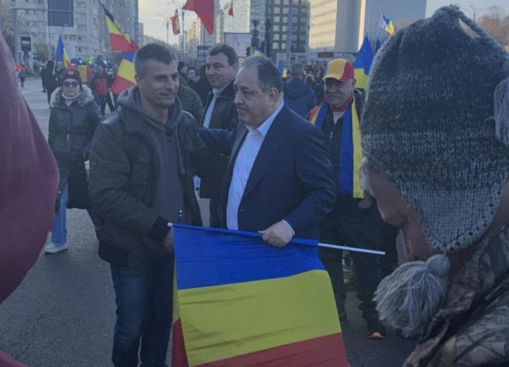 Știri de azi | VIDEO Marian Vanghelie, printre susținătorii lui Călin Georgescu din Piața Victoriei - Știri de azi | 