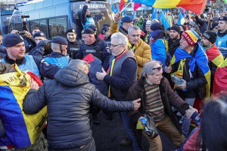 Știri de azi | UPDATE / Îmbrânceli între protestatari și jandarmi în fața Guvernului - Știri de azi | 