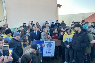 Știri de azi | FOTO Generația de aur nu uită de unde a plecat! Gest superb făcut pentru elevi: au donat 9000 de euro la școala unde a învățat Ioan Ovidiu Sabău - Știri de azi | 