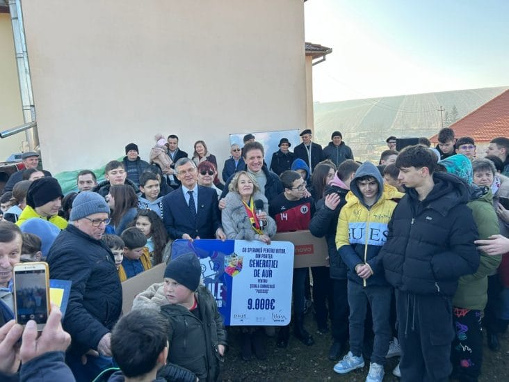 Știri de azi | FOTO Generația de aur nu uită de unde a plecat! Gest superb făcut pentru elevi: au donat 9000 de euro la școala unde a învățat Ioan Ovidiu Sabău - Știri de azi | 