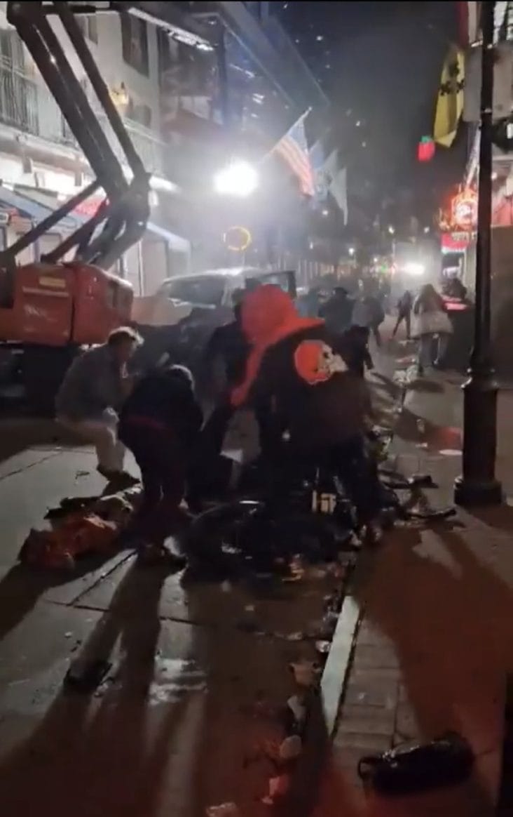 Știri de azi | ATAC LA NEW ORLEANS. Evenimentul s-a petrecut cu câteva ore înainte de Sugar Bowl. Bourbon Street este inima comunităţii gay din oraş. Măsurile de securitate fuseseră sporite - Știri de azi | 