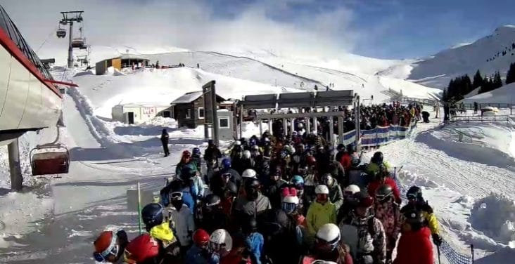 Știri de azi | Peste 400 de intervenţii ale salvamontiştilor la nivel naţional, din care peste o sută în ultima zi a anului 2024. Şeful Salvamont România: Majoritatea accidentelor au fost pe pârtiile de schi şi săniuş - Știri de azi | 