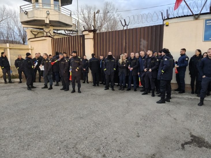 Știri de azi | Proteste ale poliţiştilor de penitenciare faţă de Odonanţa – trenuleţ, în Deva, Craiova, Târgu Jiu, Bacău şi Mioveni. Ei solicită plata sporului pentru munca în weekend şi de sărbătorile legale, dar şi indexarea pensiilor militare cu rata medie anuală a - Știri de azi | 