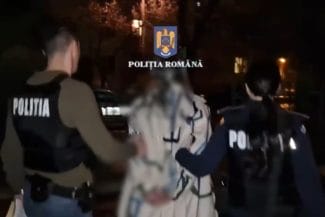 Știri de azi | O femeie de 30 de ani a incendiat o maşină în Bucureşti după ce a fost concediată de la salonul de masaj / Ea ar fi vrut să dea foc autoturismului angajatoarei, dar nu a găsit-o şi a ales o maşina la întâmplare / Focul s-a extins la alte două maşini - Știri de azi | 