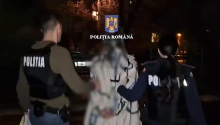 Știri de azi | O femeie de 30 de ani a incendiat o maşină în Bucureşti după ce a fost concediată de la salonul de masaj / Ea ar fi vrut să dea foc autoturismului angajatoarei, dar nu a găsit-o şi a ales o maşina la întâmplare / Focul s-a extins la alte două maşini - Știri de azi | 