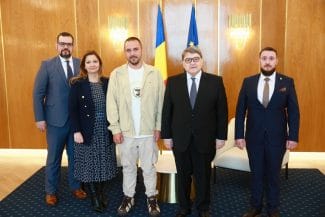 primirea-de-catre-ministrul-afacerilor-externe-emil-hurezeanu-a-marinarului-roman-repatriat-din-yemen-2.jpg - Știri de azi Știri de azi | Marinarul român capturat de rebelii Houthi şi eliberat a fost primit vineri de ministrul de Externe/ Emil Hurezeanu s-a interesat de starea de sănătate a acestuia şi de cum a gestionat condiţiile „extrem de dificile” din captivitate FOTO - Știri de azi |