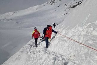 salvamont-bucegi.jpg - Știri de azi Știri de azi | Dispeceratul Naţional Salvamont: 90 de apeluri prin care se solicita intervenţia de urgenţă în ultimele 24 de ore; 93 de persoane salvate, 26 dintre acestea fiind transportate la spital - Știri de azi |