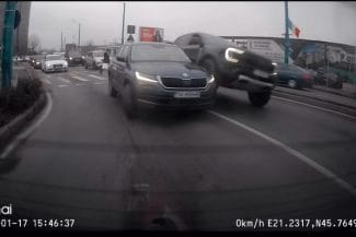 Știri de azi | Doi şoferi din Timişoara, amendaţi şi lăsaţi fără permis de conducere, după o şicanare în trafic/ Poliţia s-a autosesizat – VIDEO - Știri de azi | 