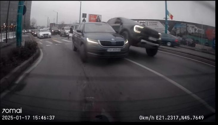 Știri de azi | Doi şoferi din Timişoara, amendaţi şi lăsaţi fără permis de conducere, după o şicanare în trafic/ Poliţia s-a autosesizat – VIDEO - Știri de azi | 