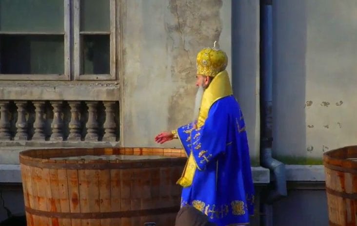 Știri de azi | Arhiepiscopul Tomisului a oficiat Slujba de Sfinţire Mare a Apei / Apa sfinţită va fi îmbuteliată în 200.000 de PET-uri care vor fi oferite credincioşilor de Bobotează / Ce i-a sfătuit pe credincioşi – FOTO, VIDEO - Știri de azi | 