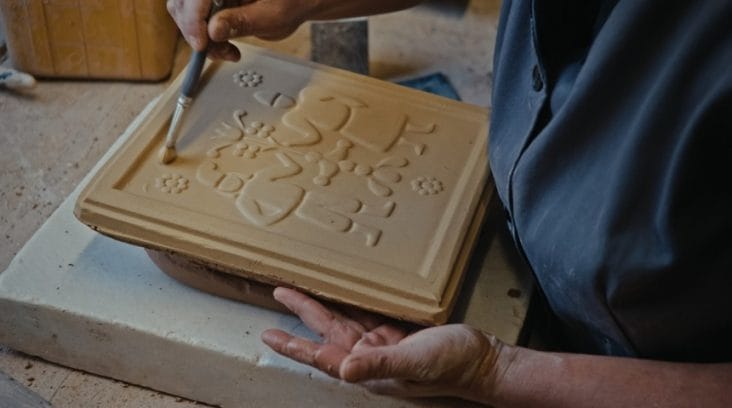 teracota-medias.jpg - Știri de azi Știri de azi | Cum sunt create sobele care ne-au încălzit copilăria, într-un nou episod din documentarul “Produs în România” la Discovery - Știri de azi |