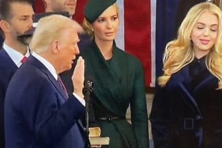 Știri de azi | ZIUA ÎNVESTIRII. Controversa momentului: Trebuie să atingi Biblia pentru a fi preşedintele SUA? – VIDEO - Știri de azi | 