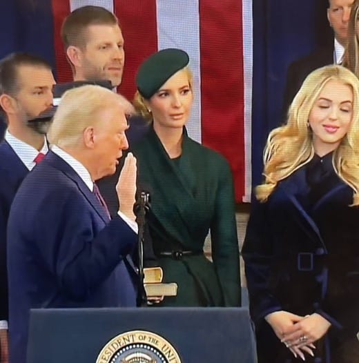 Știri de azi | ZIUA ÎNVESTIRII. Controversa momentului: Trebuie să atingi Biblia pentru a fi preşedintele SUA? – VIDEO - Știri de azi | 