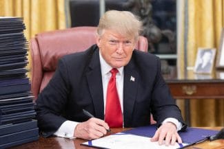 trump-semnand-x.jpg - Știri de azi Știri de azi | De la retragerea din Acordul climatic de la Paris şi OMS până la starea de urgenţă la graniţa cu Mexicul şi eliberarea condamnaţilor pentru 6 ianuarie 2021. Ce ordine executive a semnat Donald Trump în prima zi a celui de-al doilea mandat - Știri de azi |