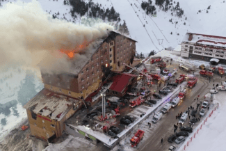 Știri de azi | Cel puţin zece morţi şi 32 de răniţi în Turcia, într-un incendiu la un hotel în staţiunea de schi Kartalkaya, anunţă Guvernul. Angajaţii au ajutat la evacuarea celor 237 de persoane cazate - Știri de azi | 