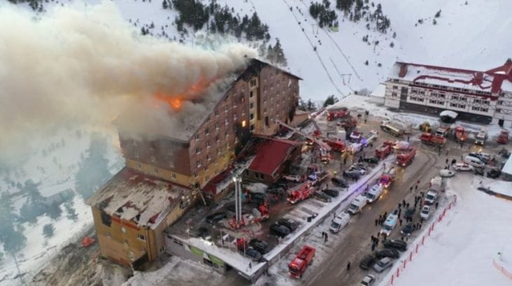 turcia-incendiu-hotel-schi-tw.png - Știri de azi Știri de azi | Cel puţin zece morţi şi 32 de răniţi în Turcia, într-un incendiu la un hotel în staţiunea de schi Kartalkaya, anunţă Guvernul. Angajaţii au ajutat la evacuarea celor 237 de persoane cazate - Știri de azi |