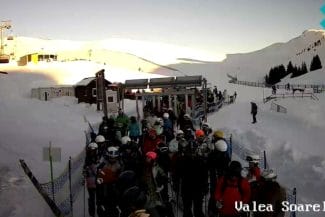 Știri de azi | Sute de persoane au petrecut prima zi a anului pe pârtie, la Sinaia. La telescaunul Valea Soarelui s-a stat la coadă - Știri de azi | 