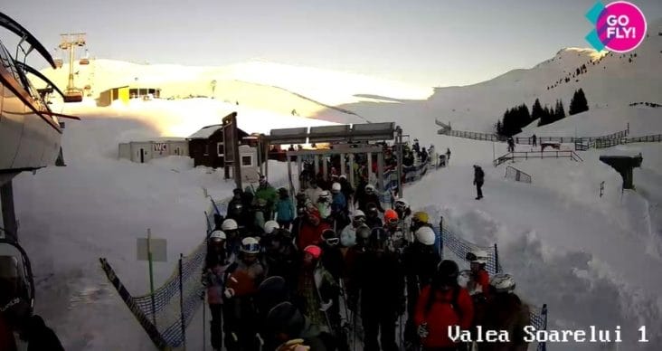 valea-soarelui.jpg - Știri de azi Știri de azi | Sute de persoane au petrecut prima zi a anului pe pârtie, la Sinaia. La telescaunul Valea Soarelui s-a stat la coadă - Știri de azi |