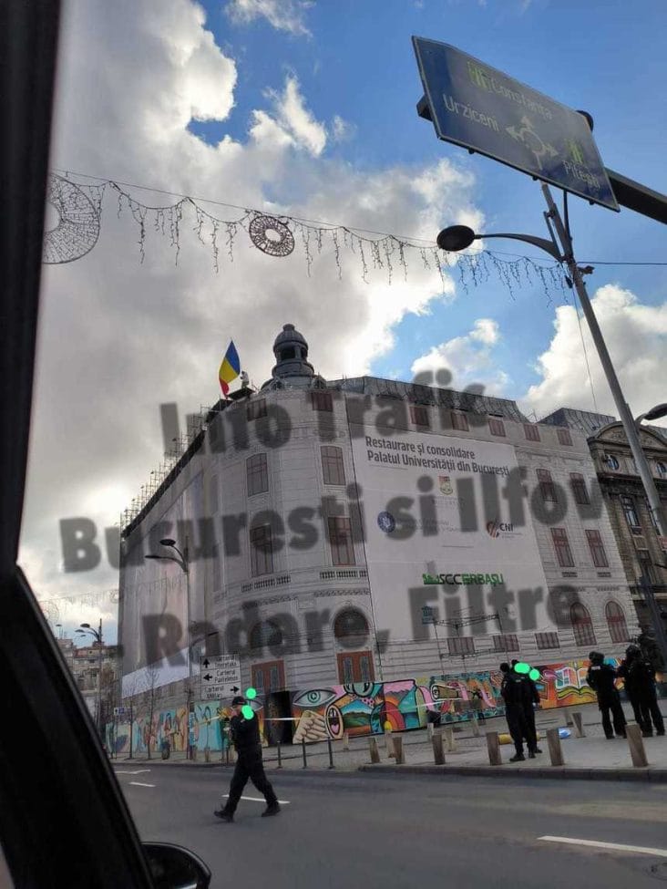Știri de azi | Stegarul Dac s-a urcat pe clădirea Universităţii Bucureşti / Negociatorii încearcă să îl convingă să coboare / Traficul rutier în zonă, restricţionat – FOTO - Știri de azi | 