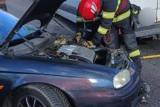 Știri de azi | Vâlcea – Accident între un autoturism şi un microbuz de transport persoane, pe centura municipiului Râmnicu Vâlcea. Şoferul autoturismului a fost rănit. Traficul este blocat – FOTO - Știri de azi | 