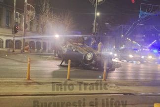 Știri de azi | Bucureşti – O maşină de Poliţie s-a ciocnit cu un alt autovehicul. Ambii şoferi au fost răniţi, fiind transportaţi la spital – FOTO - Știri de azi | 
