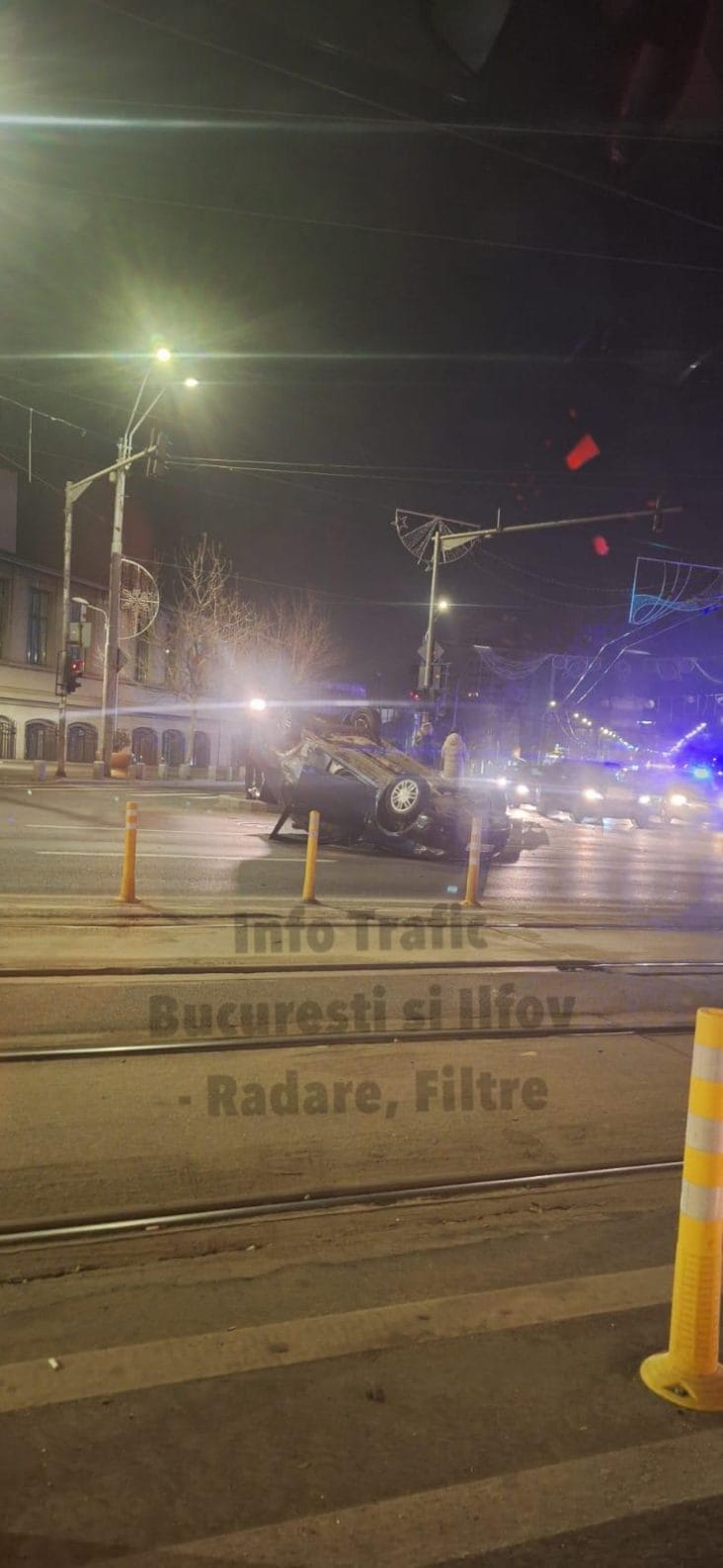 Știri de azi | Bucureşti – O maşină de Poliţie s-a ciocnit cu un alt autovehicul. Ambii şoferi au fost răniţi, fiind transportaţi la spital – FOTO - Știri de azi | 
