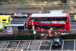 Știri de azi | Un băiat în vârstă de 14 ani, mort în urma unei înjunghieri într-un autobuz la Londra - Știri de azi | 