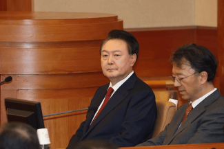 Știri de azi | Preşedintele sud-coreean suspendat Yoon Suk Yeol anunţă într-o audiere la Curtea Supremă că va răspunde tuturor întrebărilor privind destituirea sa. El a fost autorizat să iasă din centrul în care este încarcerat în cadrul unei anchete penale - Știri de azi | 