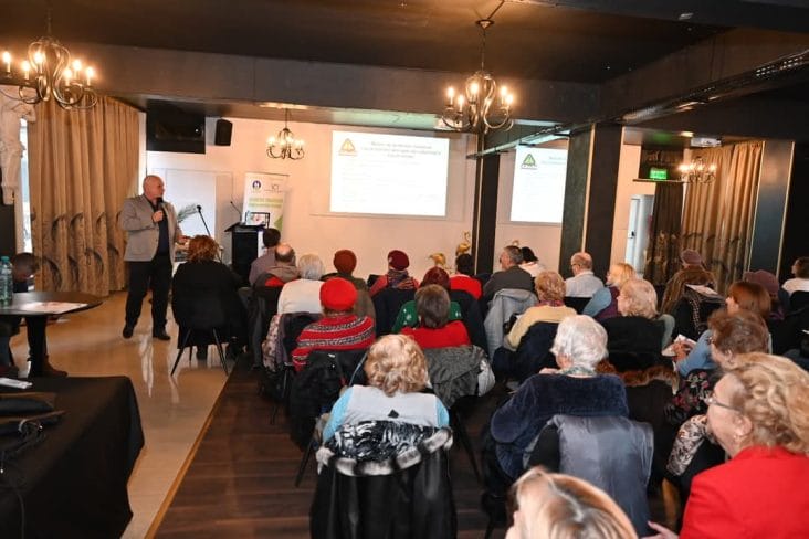 ICI_proiecte_seniori - Știri de azi Știri de azi | ICI București promovează securitatea cibernetică pentru seniori - Știri de azi | Eveniment organizat de ICI București, unde seniorii participă la o prezentare despre securitate cibernetică și transformare digitală, într-un cadru interactiv