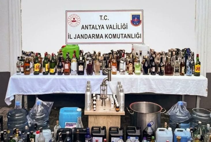 alcool-contrafacut-turcia.jpg - Știri de azi Știri de azi | Cel puţin 33 de persoane au murit la Ankara după ce au consumat alcool contrafăcut. Şi la Istanbul au murit 38 de persoane în patru zile - Știri de azi |