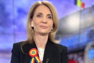 alexandreasca_da44254c59 - Știri de azi Știri de azi | Anca Alexandrescu DINAMITEAZĂ așa-zisele probe împotriva lui Călin Georgescu. “Falsul în declarații se referă la câteva SUTE de lei!” - Știri de azi | Jurnalista Anca Alexandrescu, purtând o bluză neagră și o insignă tricoloră, în timpul unei emisiuni.