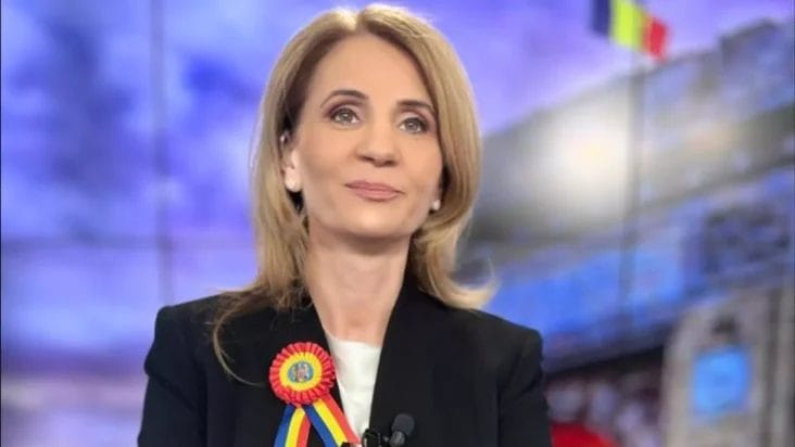 alexandreasca_da44254c59 - Știri de azi Știri de azi | Anca Alexandrescu DINAMITEAZĂ așa-zisele probe împotriva lui Călin Georgescu. “Falsul în declarații se referă la câteva SUTE de lei!” - Știri de azi | Jurnalista Anca Alexandrescu, purtând o bluză neagră și o insignă tricoloră, în timpul unei emisiuni.