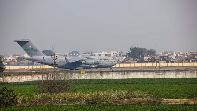 Știri de azi | Un avion militar american a transportat 104 imigranţi ilegali înapoi în India. Zborul este o premieră - Știri de azi | 