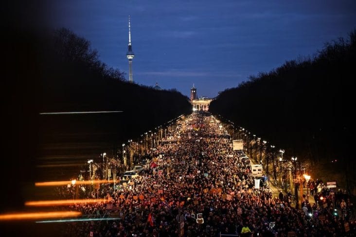 berlin-protest-tw.jpg - Știri de azi Știri de azi | Germania: Cel puţin 160.000 de oameni au protestat duminică la Berlin - Știri de azi |