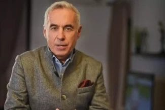 calin_06d3495d28 - Știri de azi Știri de azi | Mesaj de ultimă oră de la Călin Georgescu. Ce demersuri va face echipa de avocați, după instituirea controlului judiciar - Știri de azi | Călin Georgescu vorbește serios într-un interviu, îmbrăcat într-un sacou gri de lână, cu o eșarfă burgundy în buzunar, într-un decor interior