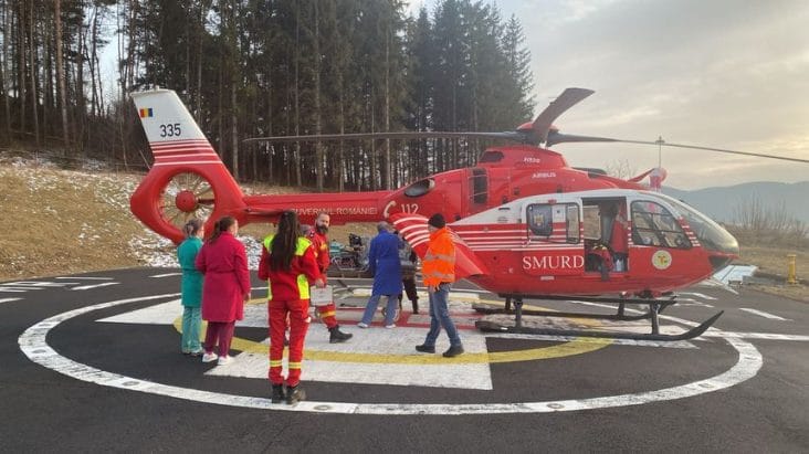 elicopter-smurd-nou-nascut.jpg - Știri de azi Știri de azi | Nou-născut cu afecţiuni pulmonare severe, transportat cu un elicopter SMURD la Târgu Mureş - Știri de azi |