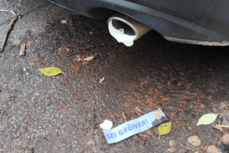 Știri de azi | Patru tineri, inclusiv un român, vizaţi într-o anchetă în Germania cu privire la sabotarea misterioasă a 270 de maşini. Rusia, suspectată de amestec în alegeri. Ei au pulverizat spumă izolantă în toba de eşapament. Autocolante cu Robert Habeck, lipite pe - Știri de azi | 