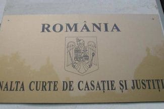 iccj_inalta_curte_56818800 - Știri de azi Știri de azi | Procurorii explică de ce Parchetul de pe lângă ÎCCJ se ocupă de dosarul Călin Georgescu: Este implicat și un magistrat - Știri de azi | Placa Înaltei Curți de Casație și Justiție din România, cu emblema națională și textul gravat în metal