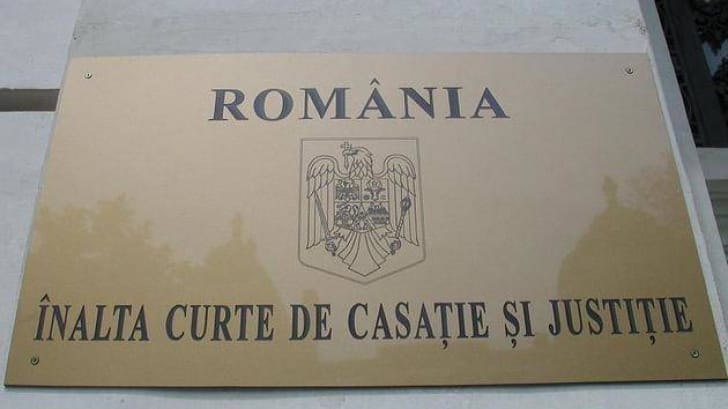 iccj_inalta_curte_56818800 - Știri de azi Știri de azi | Procurorii explică de ce Parchetul de pe lângă ÎCCJ se ocupă de dosarul Călin Georgescu: Este implicat și un magistrat - Știri de azi | Placa Înaltei Curți de Casație și Justiție din România, cu emblema națională și textul gravat în metal