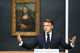 Știri de azi | Emmanuel Macron a depus o plângere împotriva unei lucrări de artă care îl prezintă cu capul tăiat - Știri de azi | 