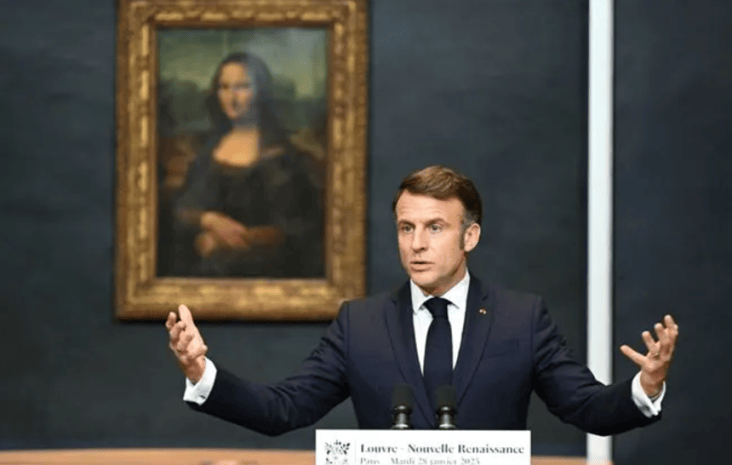 macron-luvru-hay.png - Știri de azi Știri de azi | Emmanuel Macron a depus o plângere împotriva unei lucrări de artă care îl prezintă cu capul tăiat - Știri de azi |