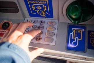 media-172439403282805400.jpg - Știri de azi Știri de azi | Românii pot retrage mai puțini bani de la ATM în 2025: Noile limite impuse de băncile din România - Știri de azi |